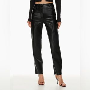 Aritzia Melina Pants in Black. Size 0. Length Regular.